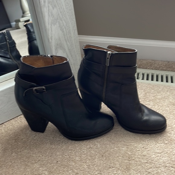 ❤️Gorgeous❤️ The perfect Frye heeled bootie!  Black leather size 8.5 - Picture 3 of 15